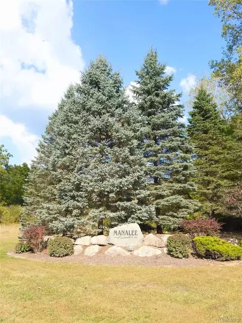 1922 Man-a-lee Ln, Oxford, MI 48371