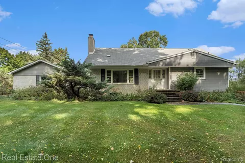 1800 Silverbell Rd, Rochester, MI 48306