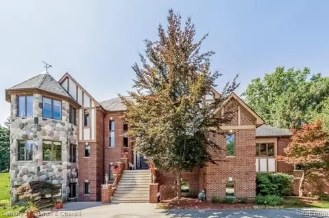 31085 Estate Woods Ct, Farmington Hills, MI 48331