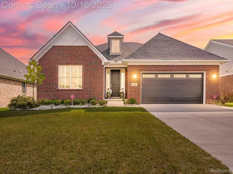 5809 Hartwick Dr, Bloomfield Hills, MI 48304