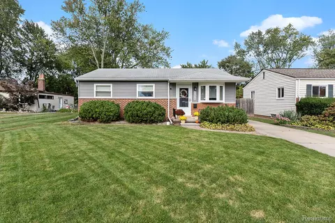 22029 Downing St, Saint Clair Shores, MI 48080