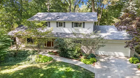 19750 Thousand Oaks Ct, Clinton Township, MI 48036