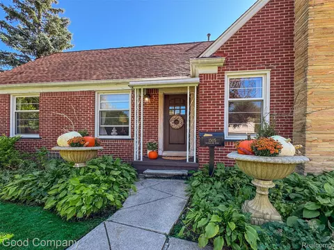 1505 Fairholme Rd, Grosse Pointe Woods, MI 48236