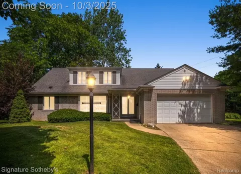 24 Moorland Dr, Village Of Grosse Pointe Shores, MI 48236