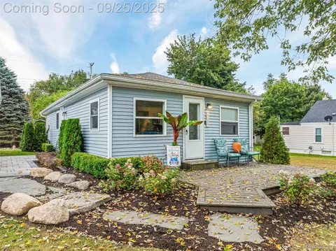 4694 Lakeborn Dr, White Lake, MI 48383
