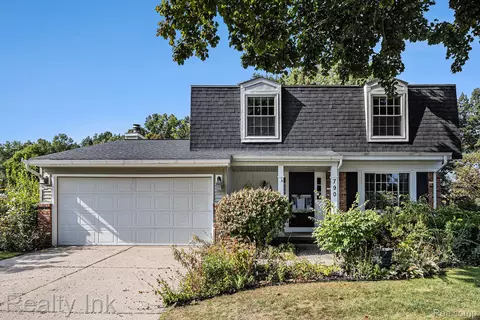 790 Fairway Trails Dr, Brighton, MI 48116