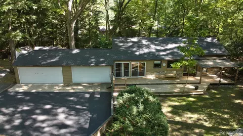 22215 Carleton Ave, Southfield, MI 48033