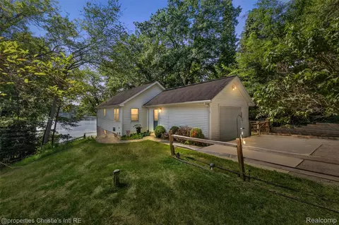 11113 Perch Lake Dr W, Cement City, MI 49233