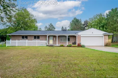 11548 Farmhill Dr, Tyrone, MI 48430