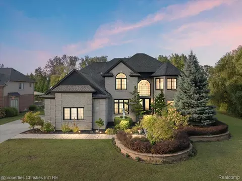 58 Ingram Dr, Troy, MI 48098