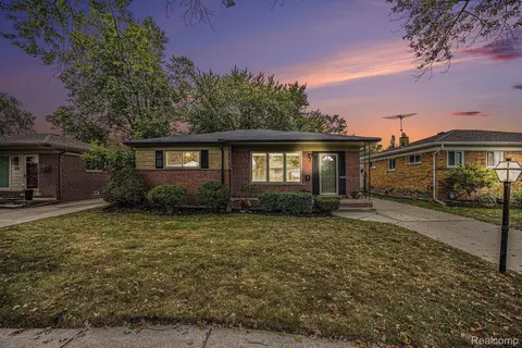 22618 Millenbach St, Saint Clair Shores, MI 48081