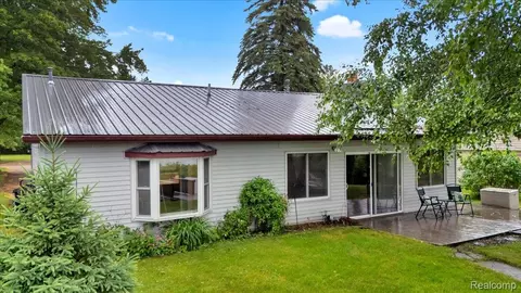 2898 E Lake Dr, Cumming, MI 48635