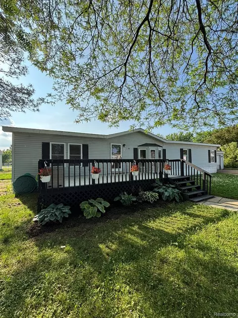 18 Timber Ct, Flint, MI 48506