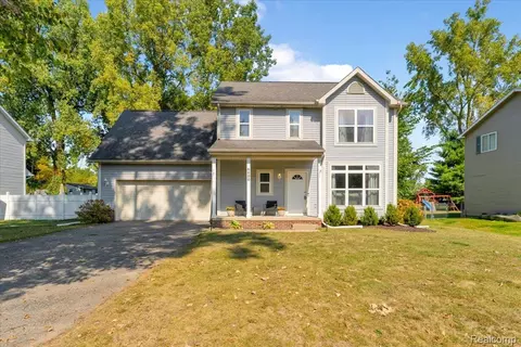 6600 Doyon Dr S, Waterford, MI 48327