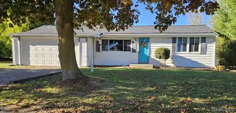 8466 Silver Lake Rd, Argentine, MI 48451