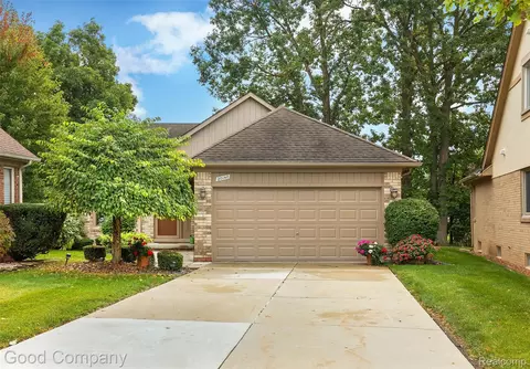 20140 Shoals Ct S #16, Clinton Township, MI 48038