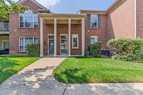 27202 Chesapeake Cir, Walled Lake, MI 48390