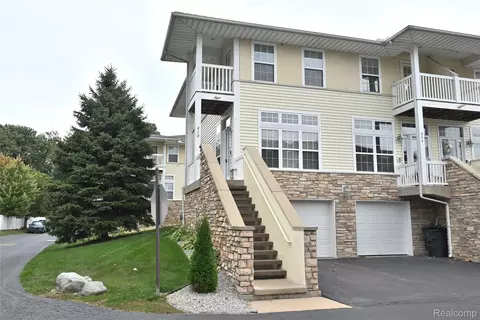 810 Catalina Cv, Luna Pier, MI 48157