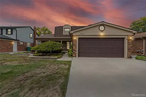 17903 Red Oaks Dr, Macomb, MI 48044