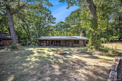 8085 High Point Trl, White Lake, MI 48386