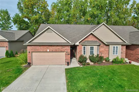 3127 Harbor Pointe Cir, Fenton, MI 48430
