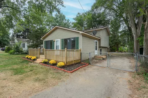 3257 Sashabaw Rd, Waterford, MI 48329