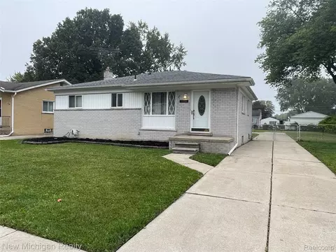 23730 Lakewood St, Saint Clair Shores, MI 48082