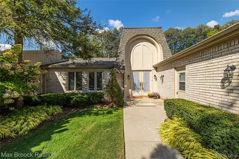 5163 Woodlands Dr, Bloomfield Hills, MI 48302