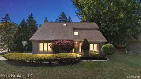 35095 Savannah Ln, Farmington Hills, MI 48331