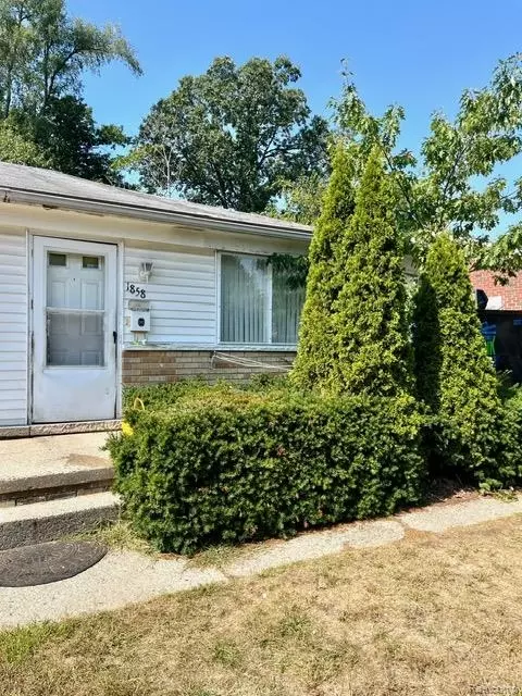1858 Stieber St, Westland, MI 48186