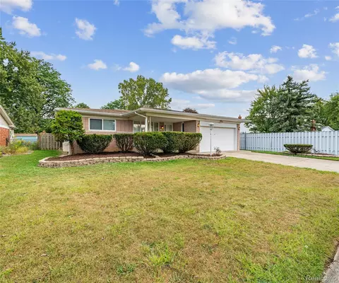 7330 Pointe Dr, Canton, MI 48187