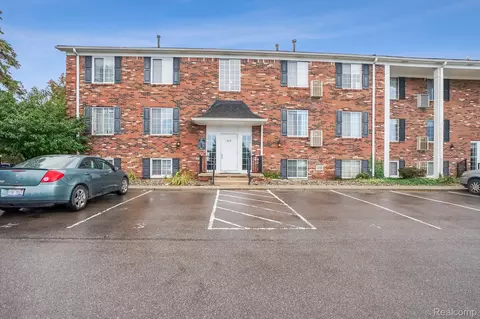 515 W Highland Rd #1, Howell, MI 48843