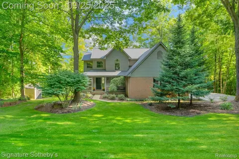5226 Forest Valley Dr, Village Of Clarkston, MI 48348