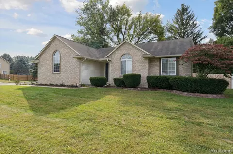 2447 Grove Park Rd, Fenton, MI 48430