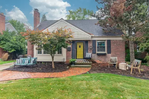 10855 Kingston Ave, Huntington Woods, MI 48070