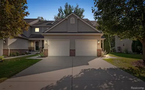 48 Millstone Dr, Waterford, MI 48328