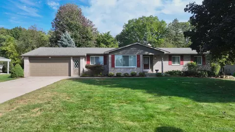 5204 Applewood Dr, Flushing, MI 48433