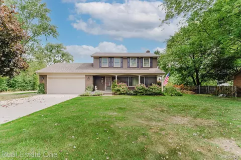 5374 Daniels Dr, Troy, MI 48098
