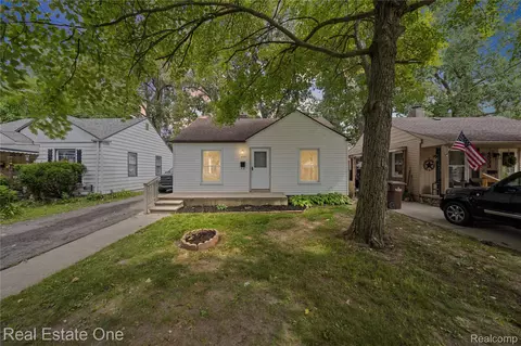 4521 Columbus St, Wayne, MI 48184
