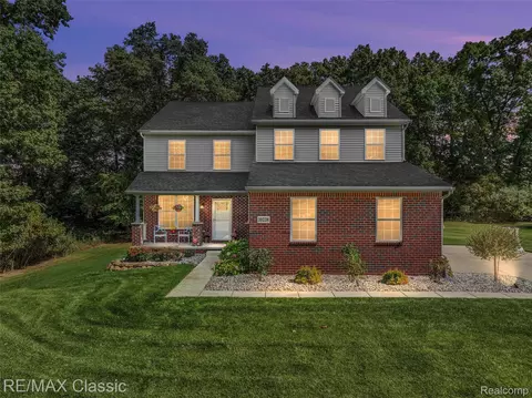 10238 Shenandoah Ridge Dr, Brighton, MI 48114