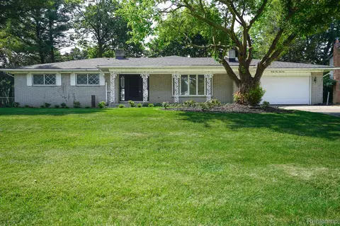 2949 Lacota Rd, Waterford, MI 48328