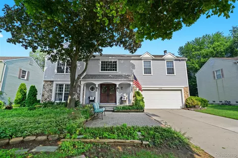 2395 Harness Dr, West Bloomfield, MI 48324