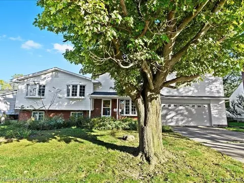 33195 Swallow Dr, Rockwood, MI 48173