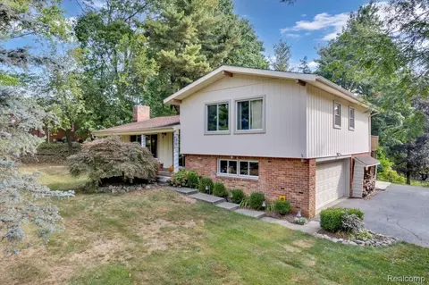 2771 Hillendale Dr, Rochester Hills, MI 48309