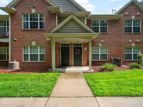 49207 W Woods Dr, Shelby Township, MI 48317