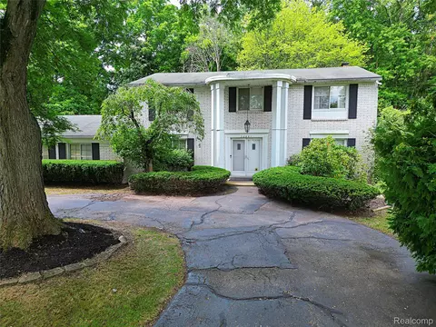 30851 Woodstream Dr, Farmington Hills, MI 48334