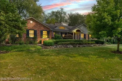 6287 Thorncrest Dr, Bloomfield Hills, MI 48301