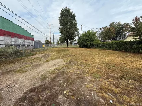 2925 Cody St, Hamtramck, MI 48212