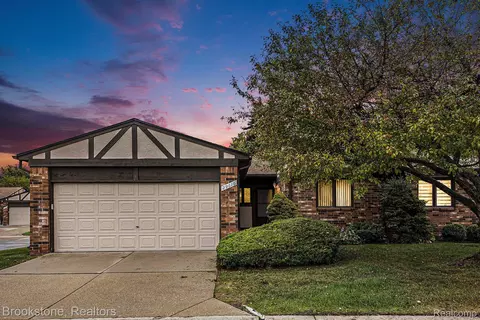 29616 S White Oak Dr, Warren, MI 48092