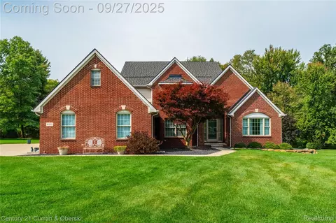 61555 Brookway Dr, Lyon, MI 48178